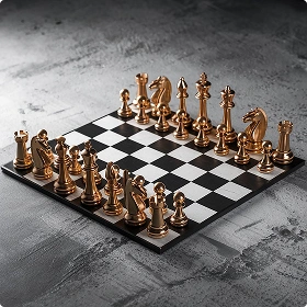 Elegante bronzen schaakstukken, opgesteld op een zwart-wit bord, geplaatst op een grijs oppervlak met structuur. Het tafereel straalt verfijning en strategisch inzicht uit.
