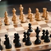Een houten schaakbord met zwarte en witte stukken, waaronder een zwarte pion in het midden, klaar om te spelen. De scène straalt strategische concentratie en vooruitziendheid uit.